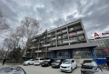 Здание на 1ой линии Республики