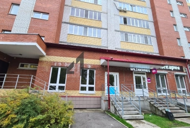 Высокий цоколь с окнами