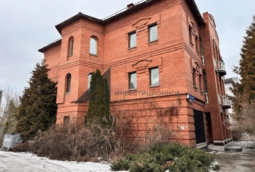 Здание со своей территорией